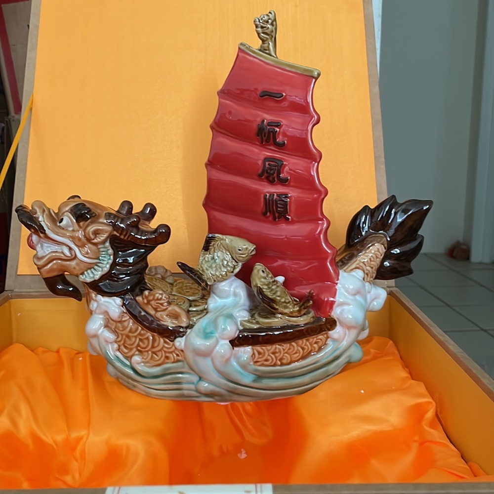 Foshan Shiwan Meitao 佛山市石湾美陶
Ceramic sculpture dragon boat figurine